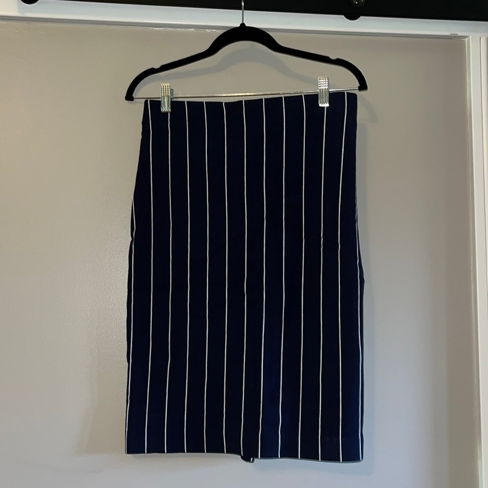 NWT Ann Taylor navy pinstripe tube skirt. Size small